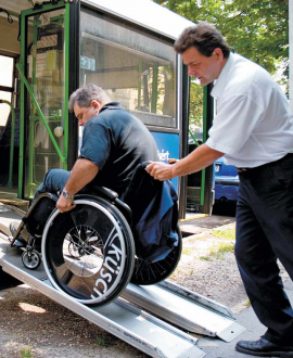 Buszokkal segítik a mozgáskorlátozottakat