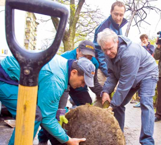 Faültetés és nagytakarítás a Föld Napján