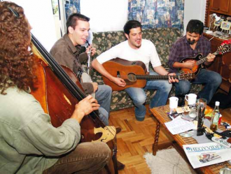 Acousticure: az amerikai lezserség és a cseh faarc-stílus között Acousticure: az amerikai lezserség és a cseh faarc-stílus között