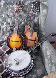 A lakásban mindenhol hangszerek hevernek A lakásban mindenhol hangszerek hevernek