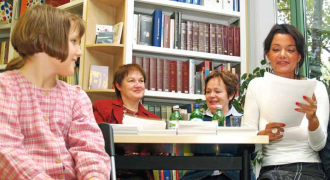 Ketten írták… – Kiss Letícia (baloldalt) és Tóth Krisztina költőnő (jobbra)