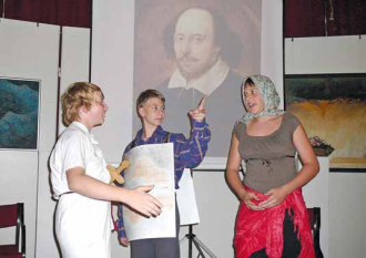 A kerületi iskolák drámacsoportjainak előadásában Shakespeare műveiből kaptak ízelítőt a vendégek