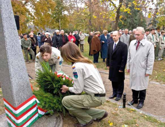 Pokorni Zoltán (jobbra) és Kovács Lajos alpolgármester is megkoszorúzta az ’56-os emlékoszlopot