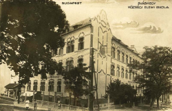 Az iskola a századforduló idején korabeli képeslapon