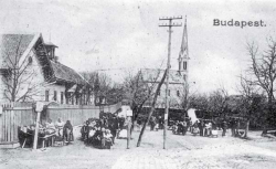Az iskola épülete (baloldalt) 1890-ben, mellette a Szent László-templom
