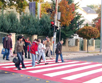 A XII. kerületben festettek először piros-fehér zebrát az útra