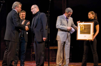 Pokorni Zoltán polgármester a Nemzeti Színházban adta át Nemes Leventének a Kaszás Attila-díjat