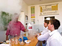 Az első kísérlet az Arany János iskola egyik új szaktantermében Az első kísérlet az Arany János iskola egyik új szaktantermében