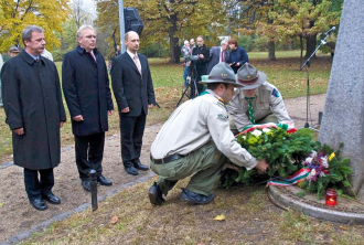 Pokorni Zoltán polgármester (középen), Lovas Pál és Kovács Lajos alpolgármesterek a koszorúzáson