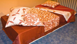Müller Rita dekoratív ágytakarókat és díszpárnákat mutatott be