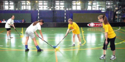 Varosmajori_tarolas_floorballban